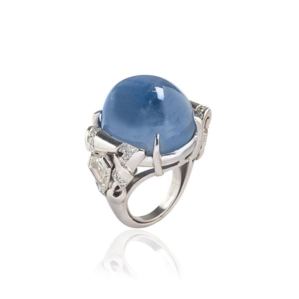Large ring in 18 kt white gold, diamonds and star sapphire