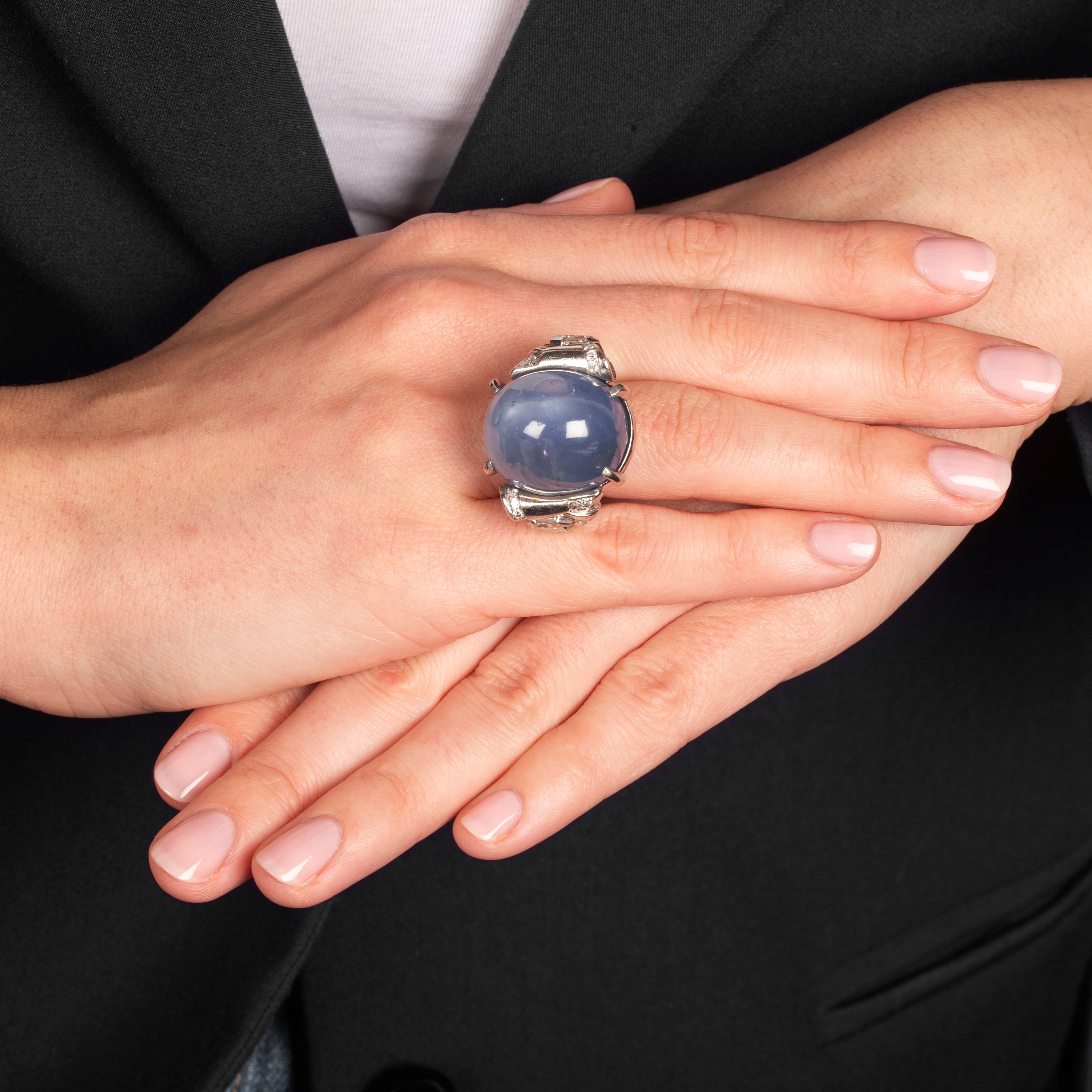 Grande anello in oro bianco 18 kt, diamanti e zaffiro stellato