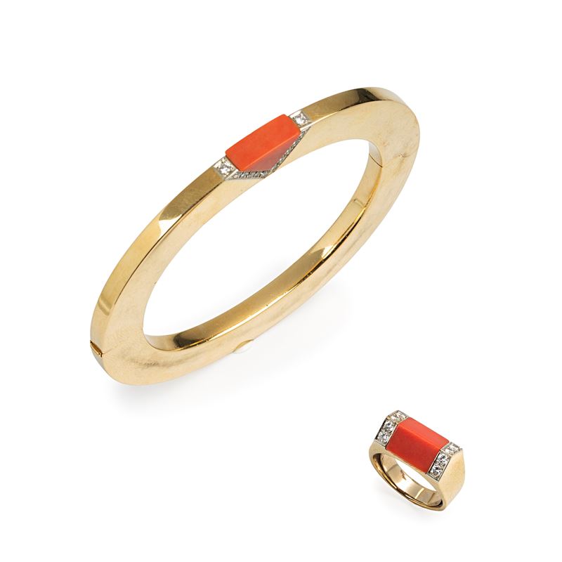 Bracciale rigido e anello in oro giallo 18 kt, diamanti e corallo