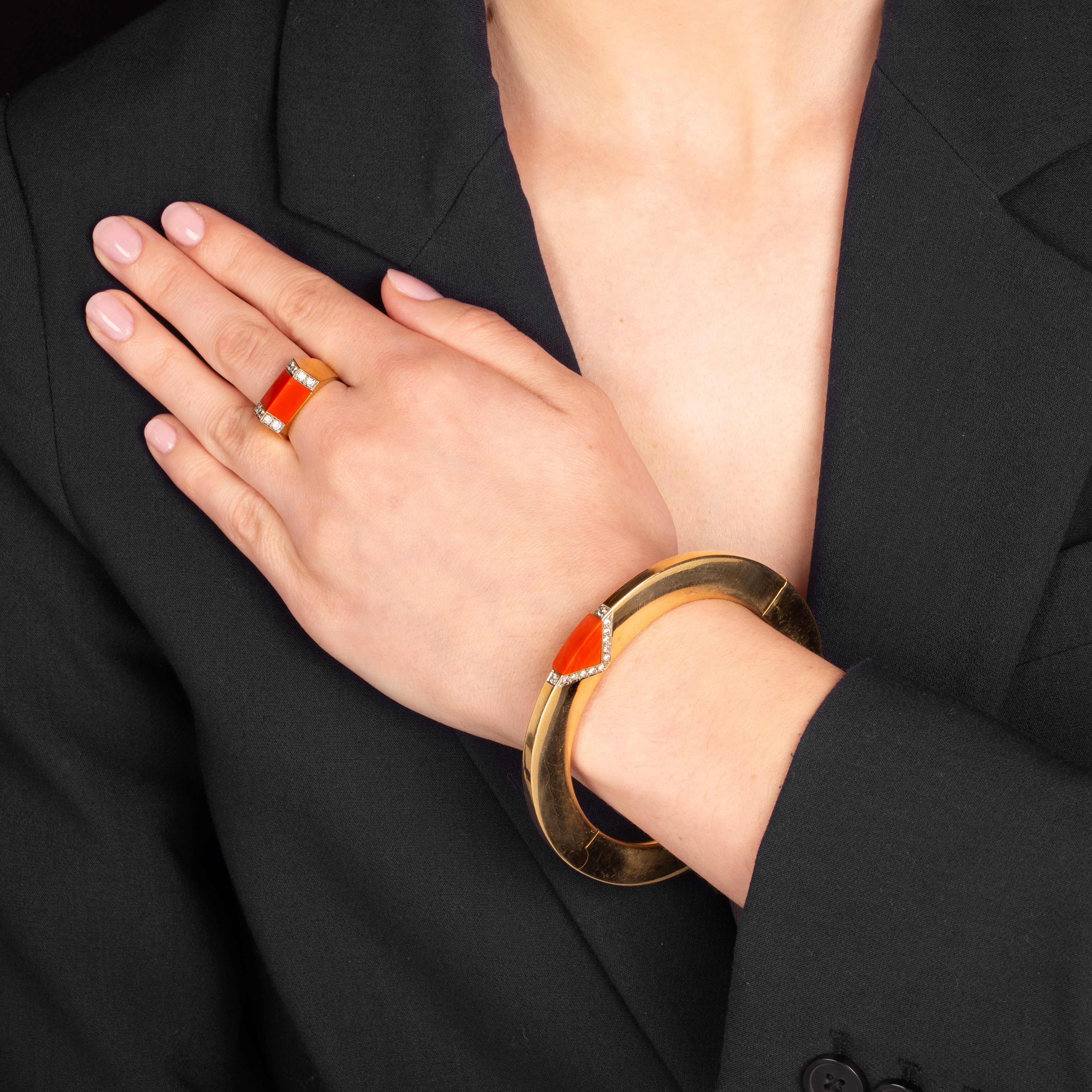 Bracciale rigido e anello in oro giallo 18 kt, diamanti e corallo