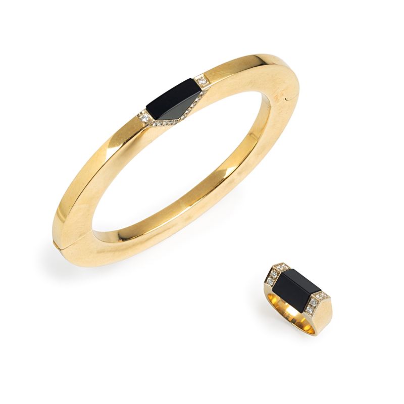 Bracciale rigido e anello in oro giallo 18 kt, diamanti e onice