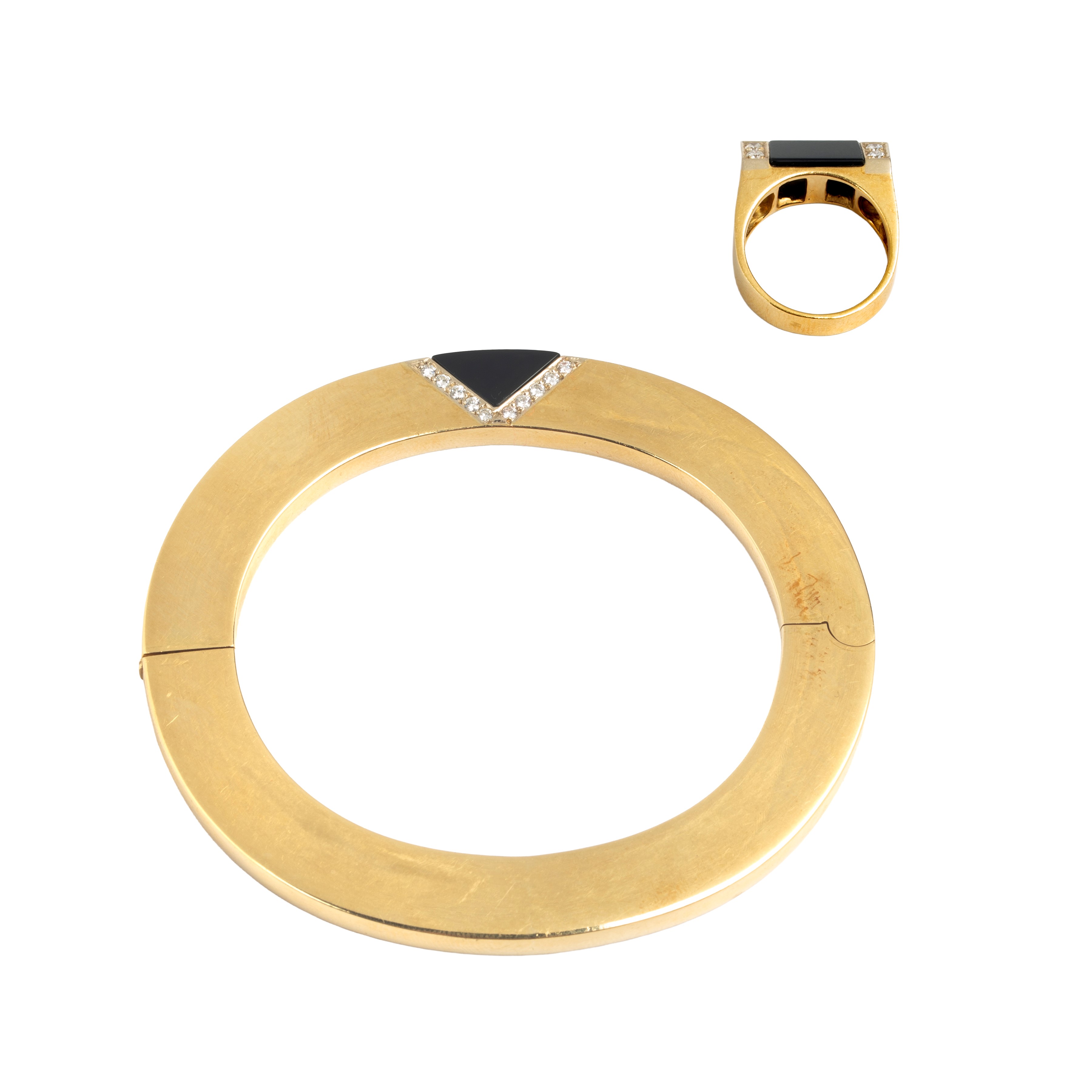 Bracciale rigido e anello in oro giallo 18 kt, diamanti e onice