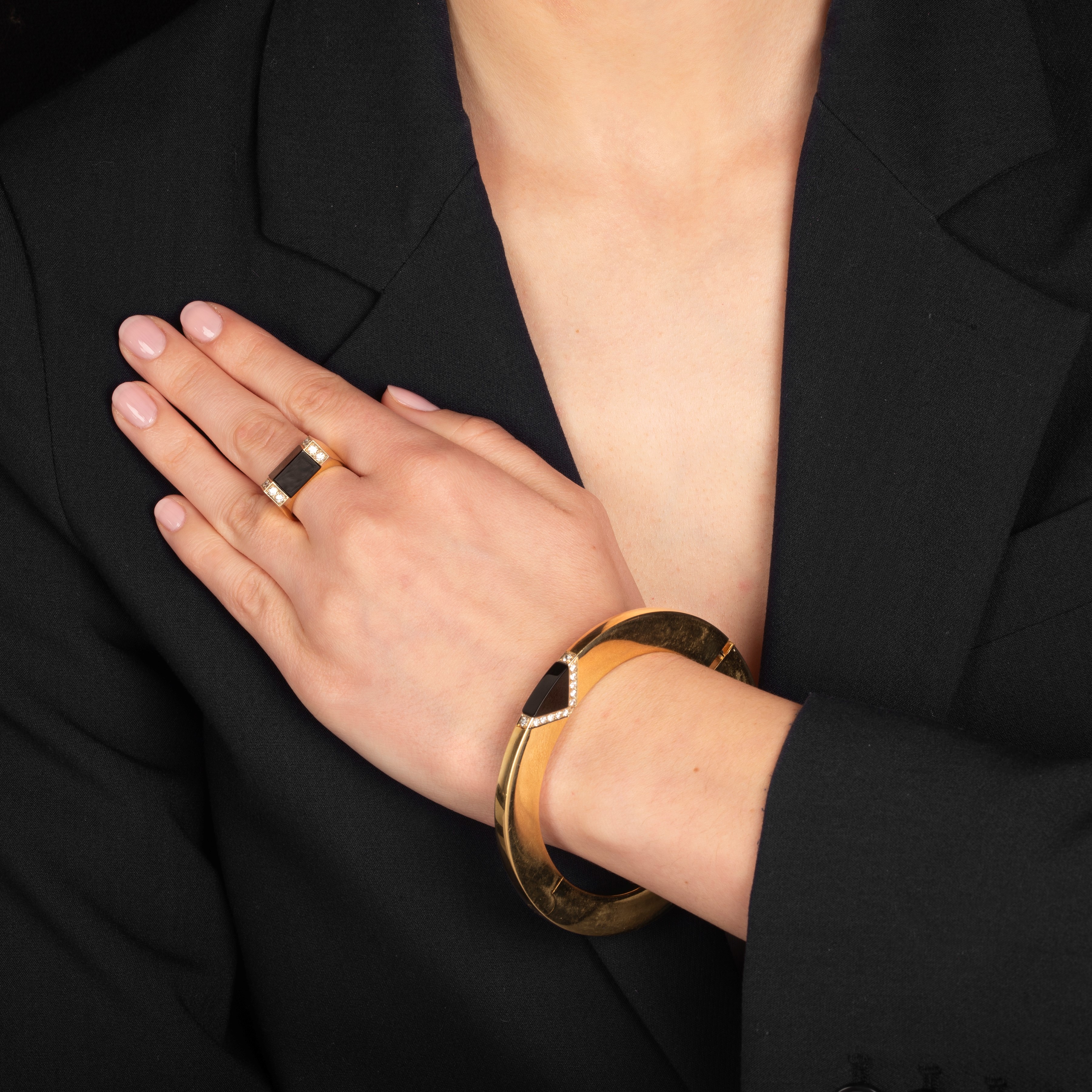 Bracciale rigido e anello in oro giallo 18 kt, diamanti e onice