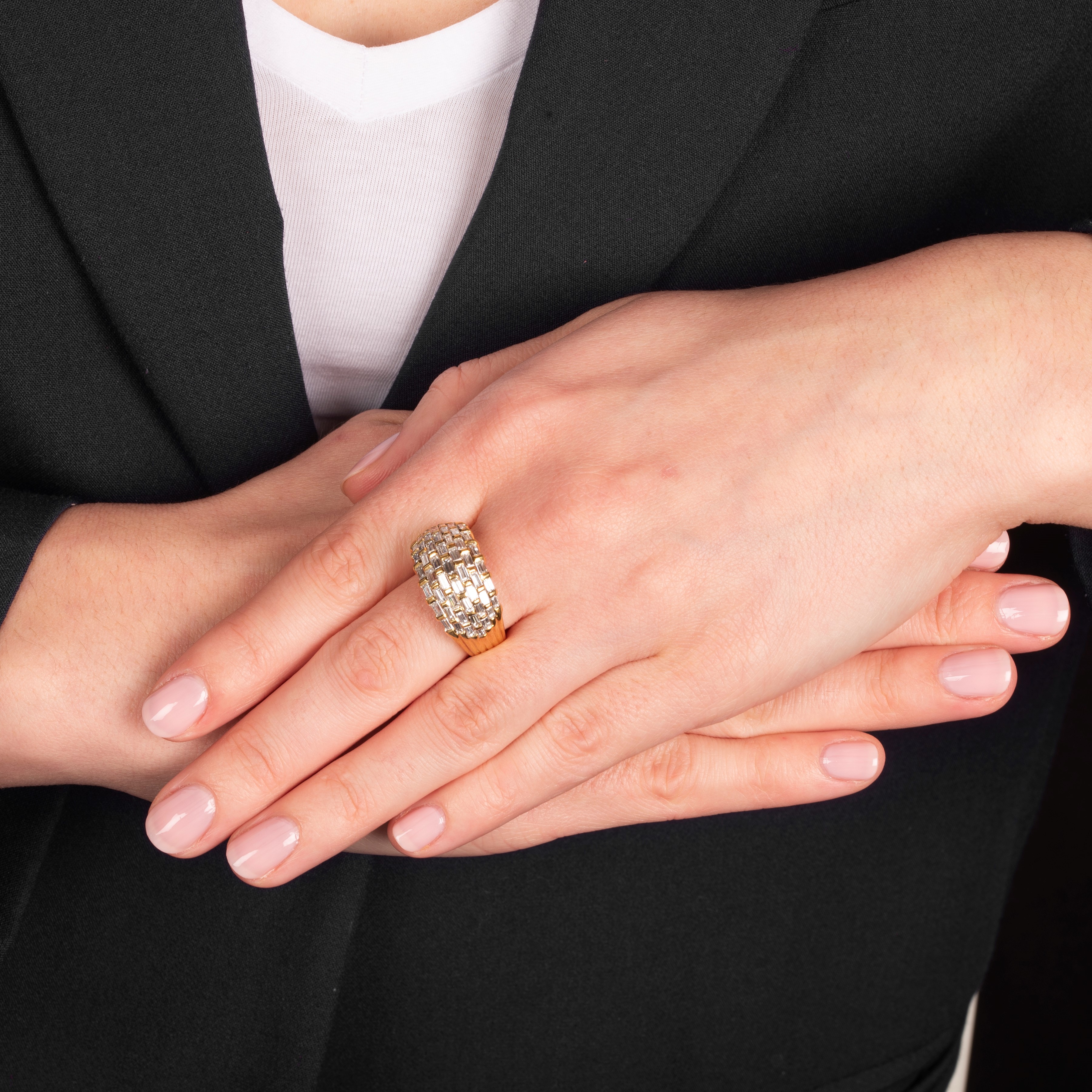 Anello bombato in oro giallo 18 kt e diamanti