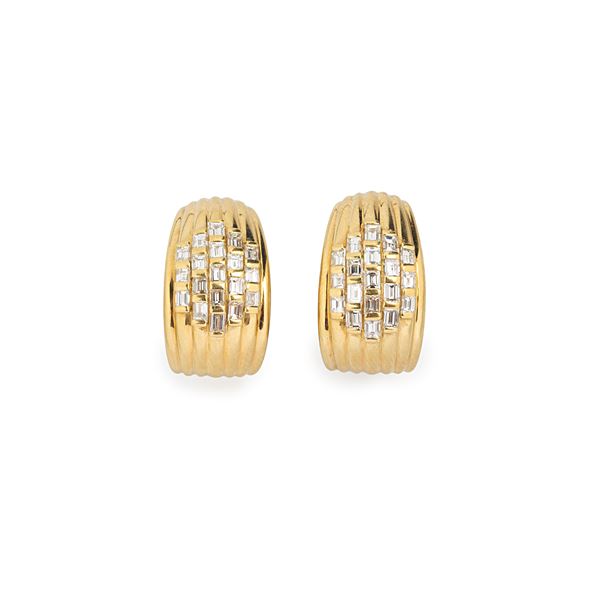 Pair of earrings in 18 kt yellow gold and diamonds