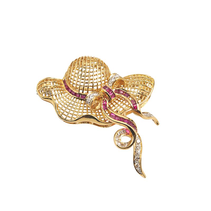 Spilla cappello in oro giallo 18 kt, diamanti e rubini