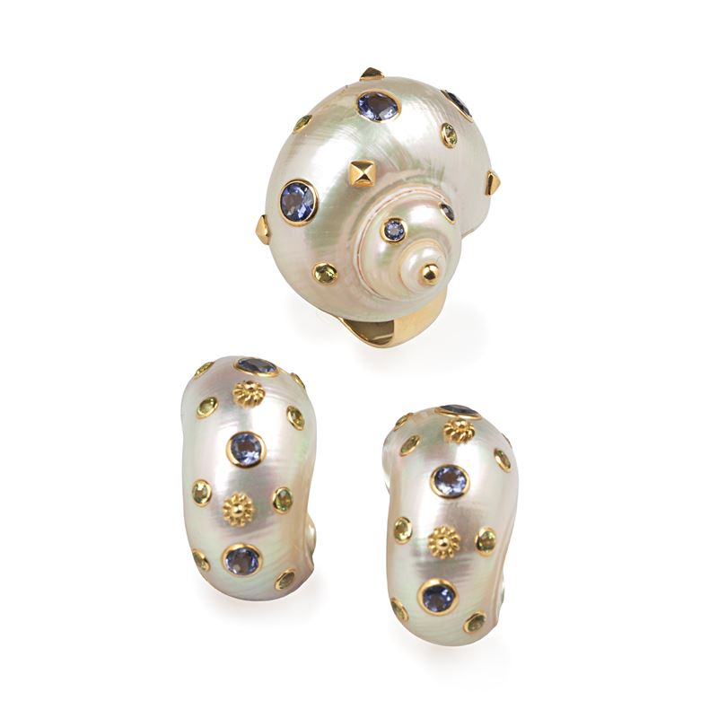 TRIANON Paio di orecchini e anello in conchiglia, oro giallo 18 kt e pietre naturali viola e gial...