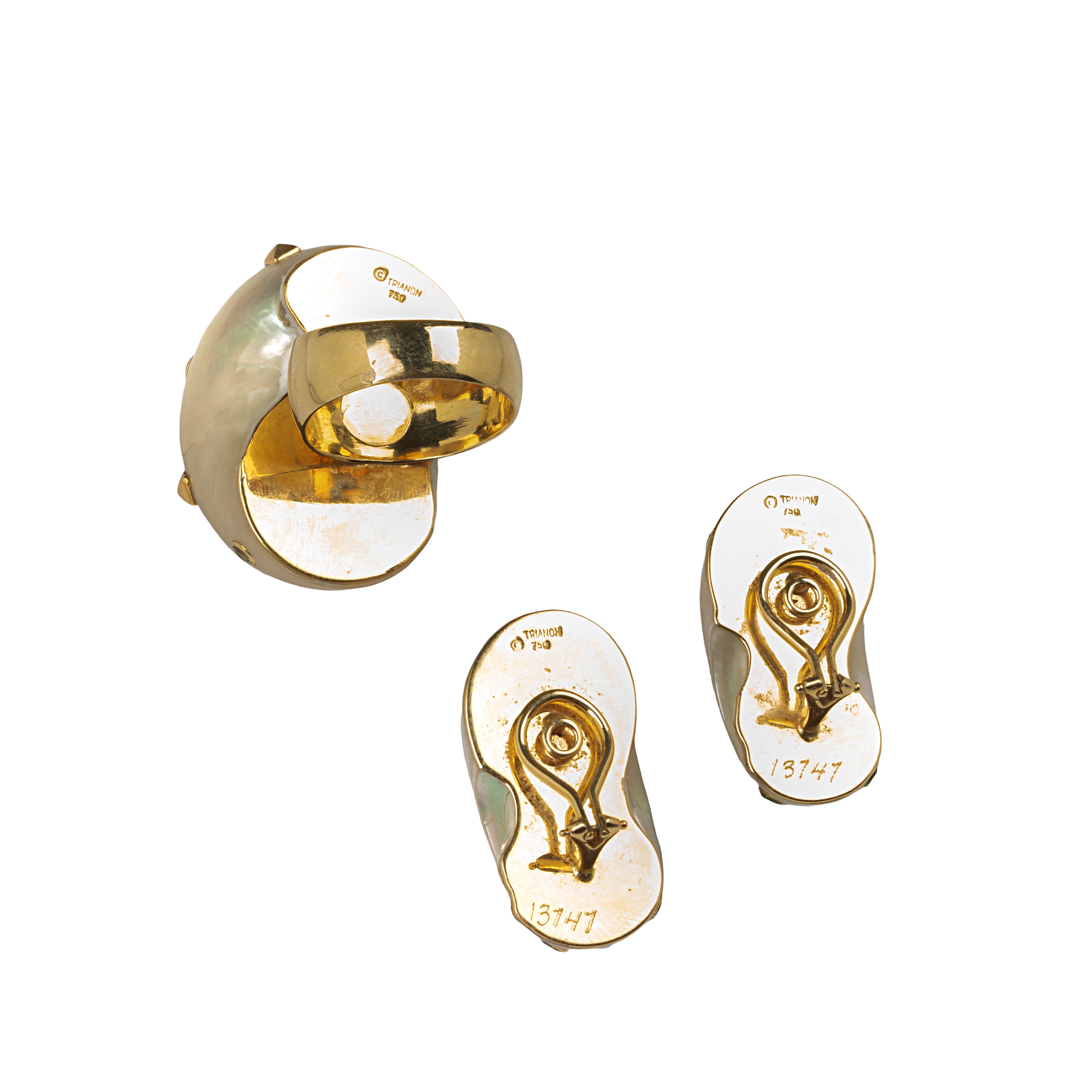 TRIANON Paio di orecchini e anello in conchiglia, oro giallo 18 kt e pietre naturali viola e gial...