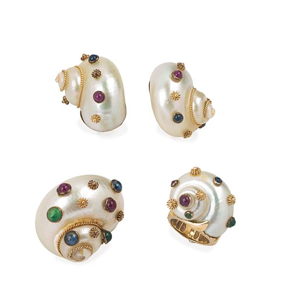 Pair of earrings, ring and pendant in mother of pearl, 14 kt yellow gold, sapphires, rubies and emeralds
