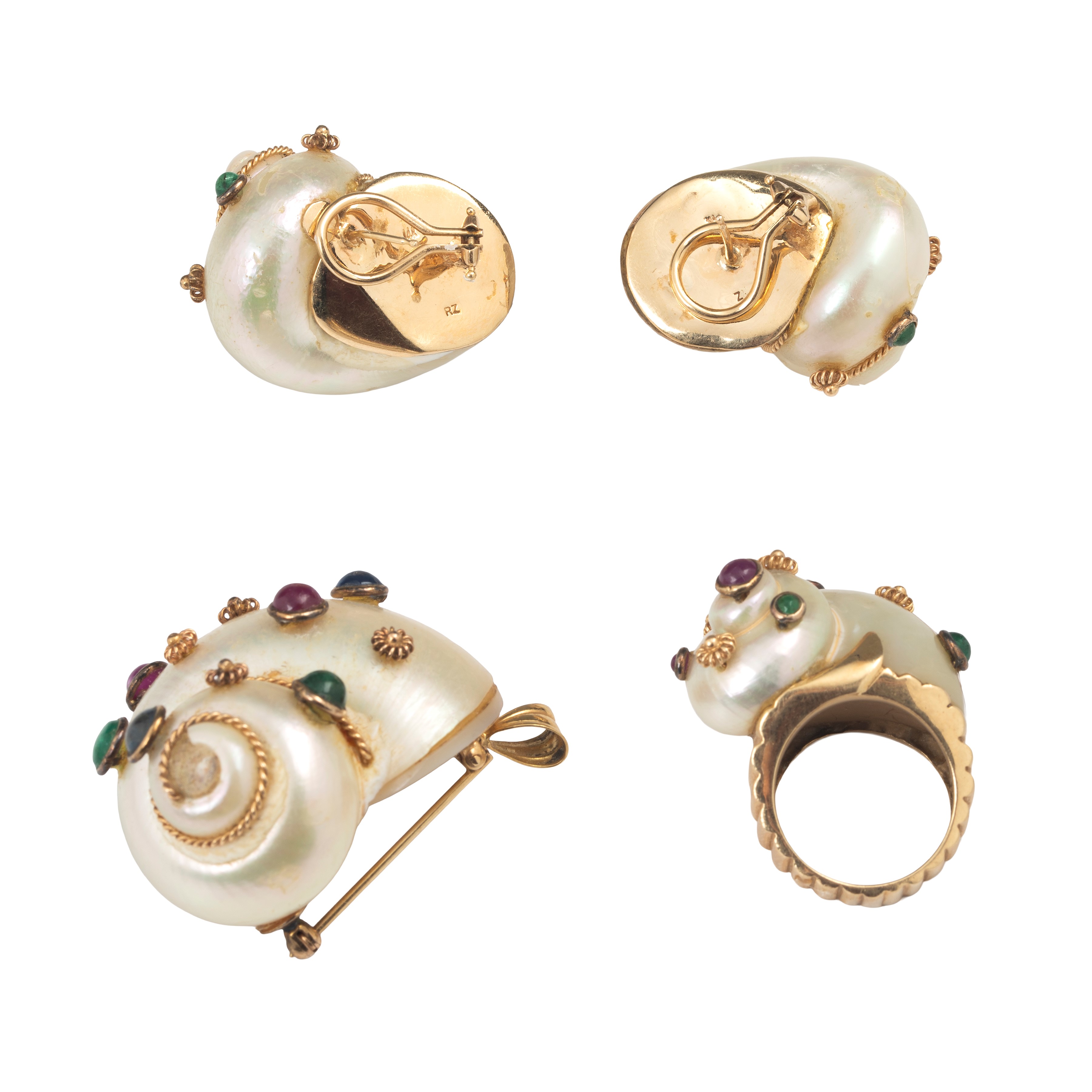 Paio di orecchini, anello e pendente in madreperla, oro giallo 14 kt, zaffiri, rubini e smeraldi