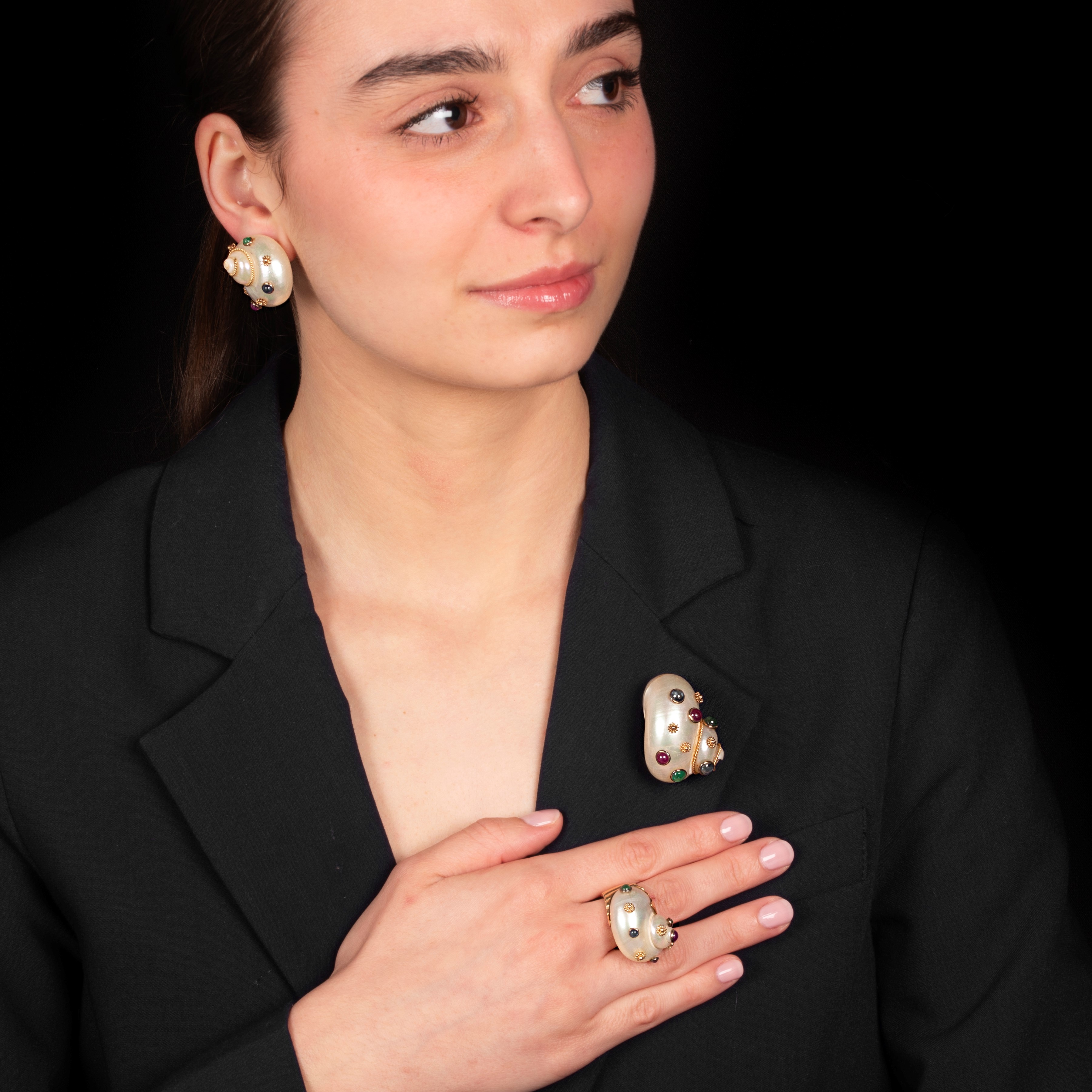 Paio di orecchini, anello e pendente in madreperla, oro giallo 14 kt, zaffiri, rubini e smeraldi