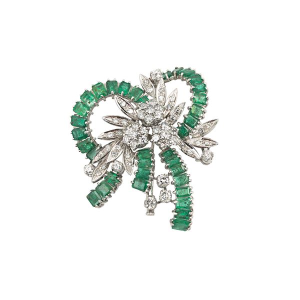 Large bow brooch in 18 kt white gold, diamonds and emeralds