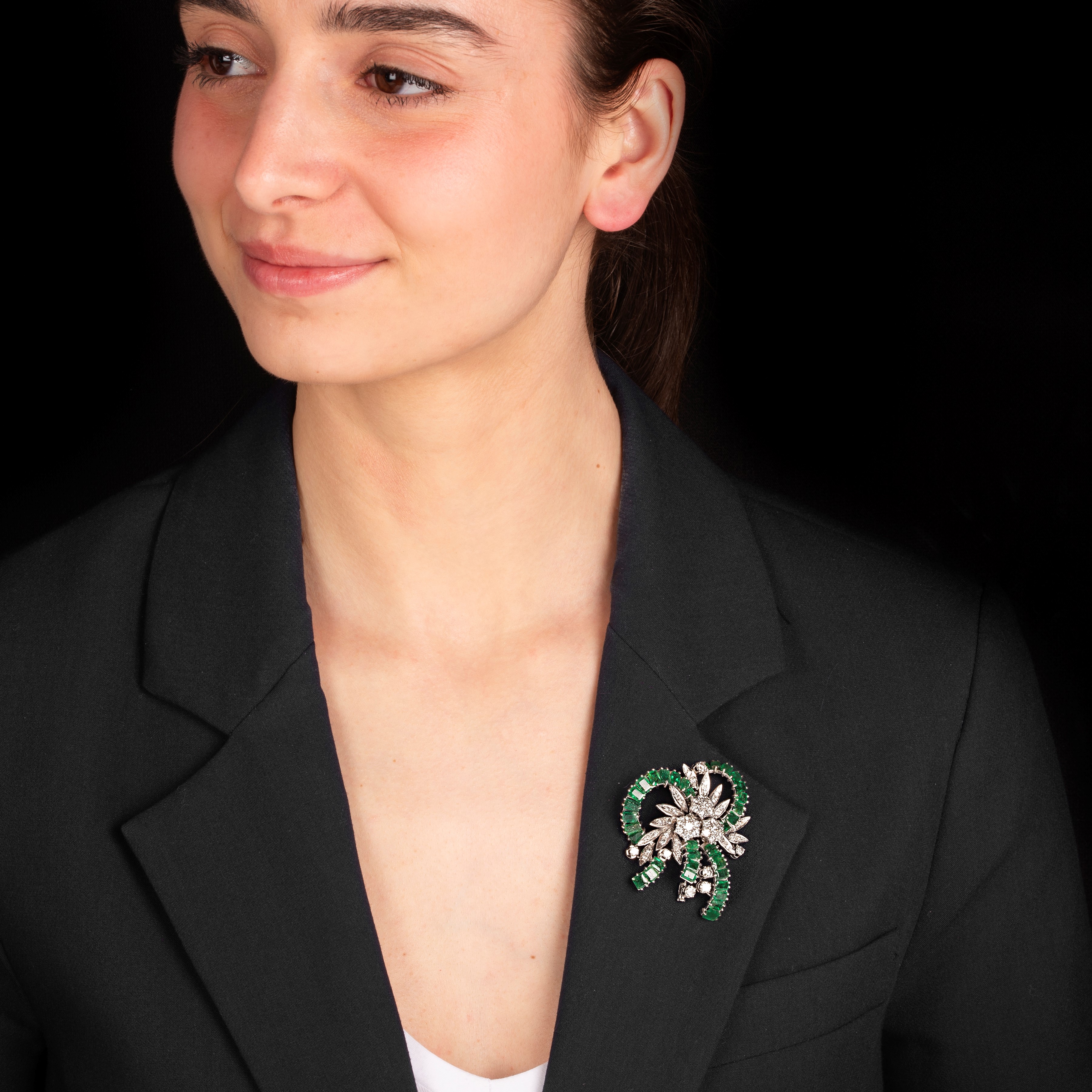 Grande spilla fiocco in oro bianco 18 kt, diamanti e smeraldi