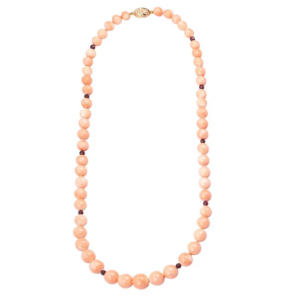 Necklace in pink coral, garnet, 18 kt yellow gold and diamonds