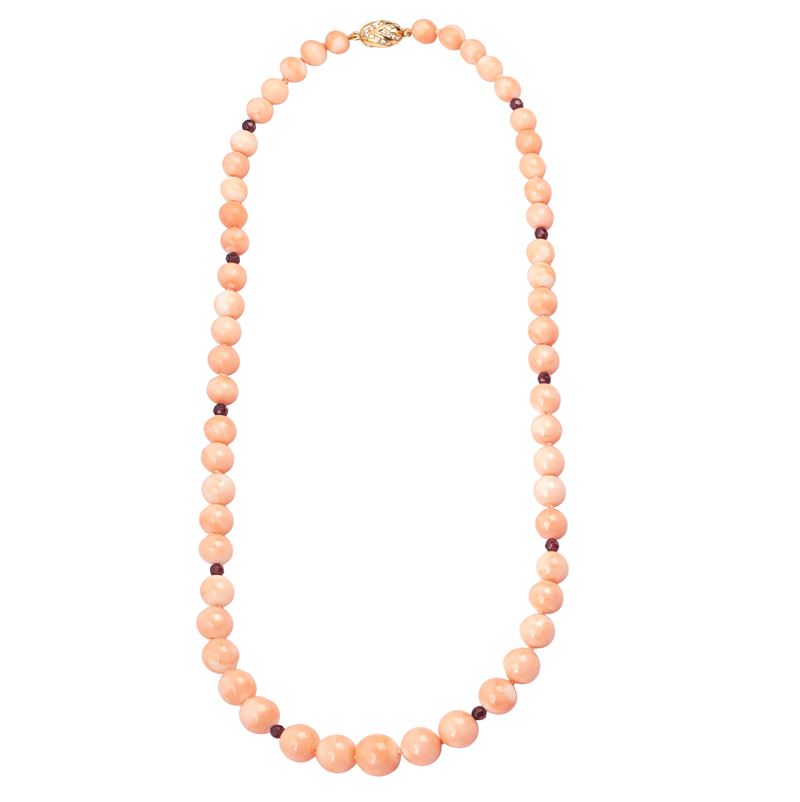 Collana in corallo rosa, granato, oro giallo 18 kt e diamanti, Anni Sessanta
