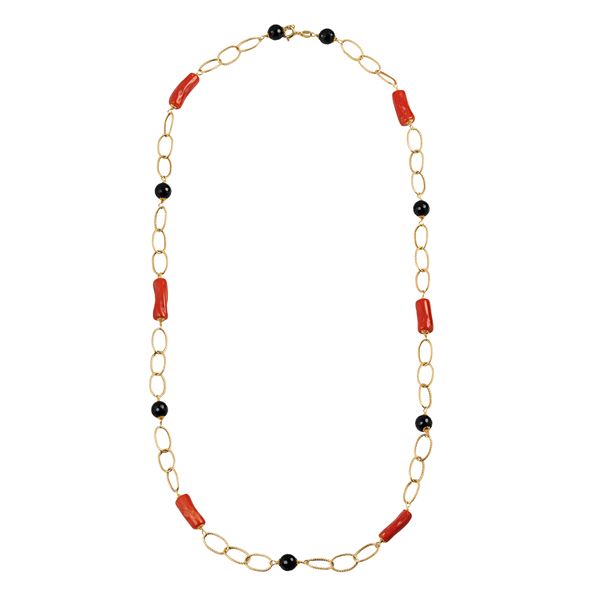 Link chain in 18 kt yellow gold, coral and onyx