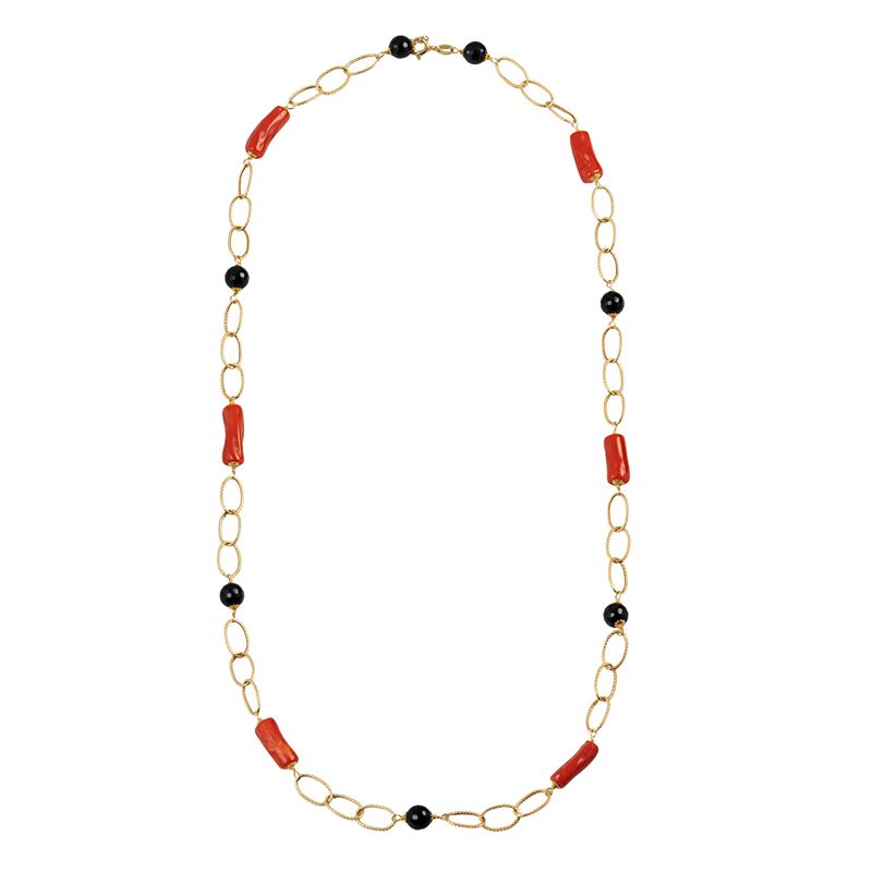 Catena a maglie in oro giallo 18 kt con corallo e onice