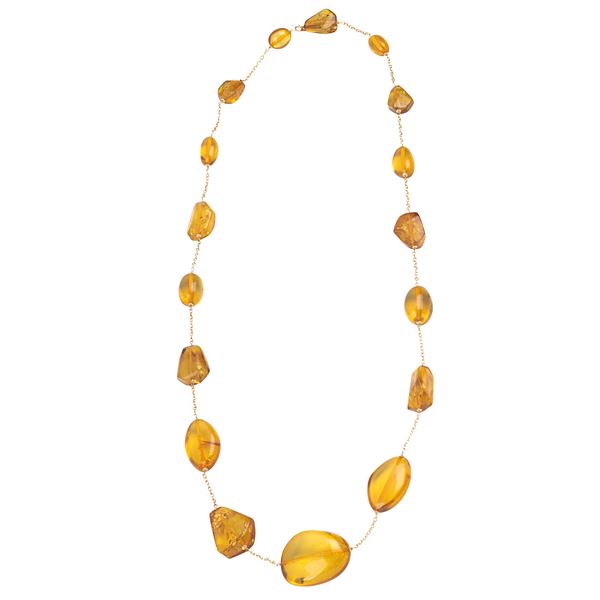 Long necklace in 18 kt yellow gold and Baltic amber
