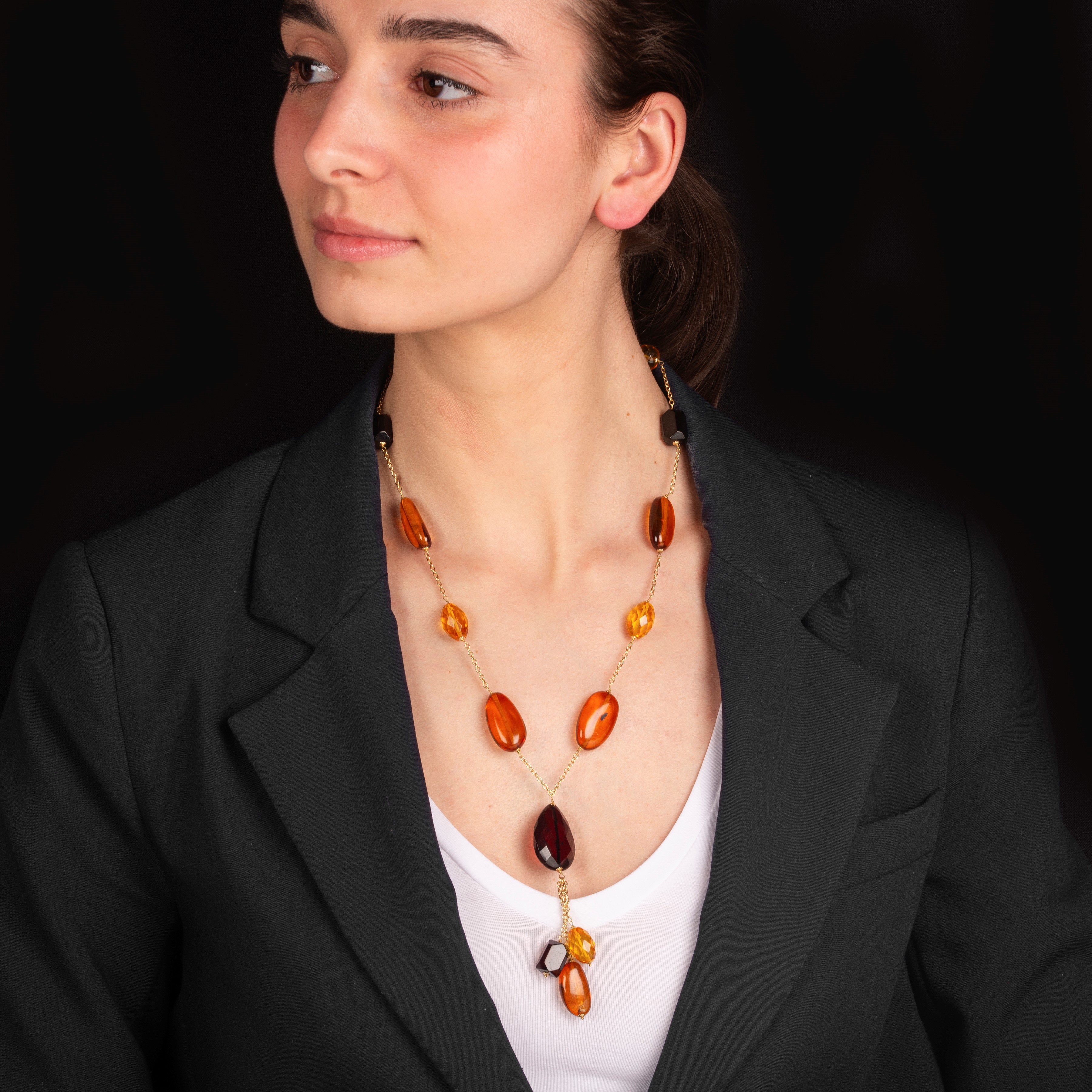 Collana in oro giallo 18 kt con ambra baltica policromatica, lunghezza 52.5 cm