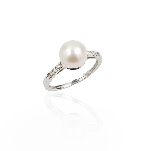 Ring in 18 kt white gold, diamonds and cultured pearl