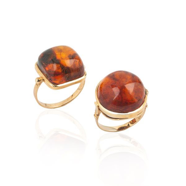 Two rings in 18 kt yellow gold and Baltic amber