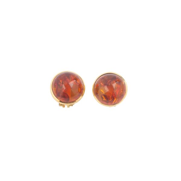Pair of clip earrings in 18 kt yellow gold and Baltic amber