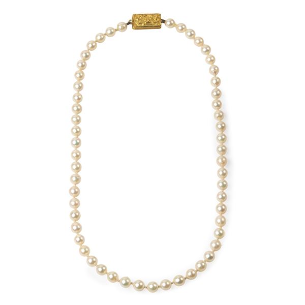 Strand of cultured pearls and 18 kt yellow glass