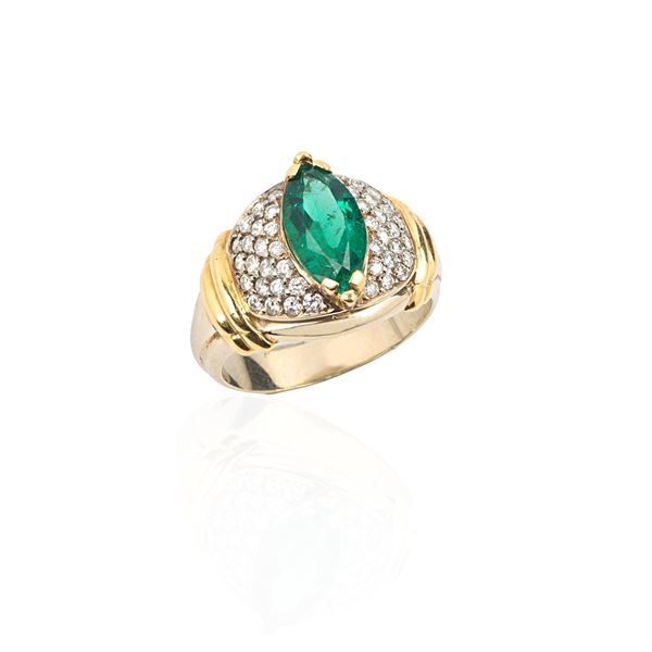 Ring in 18 kt yellow gold, diamonds and emerald