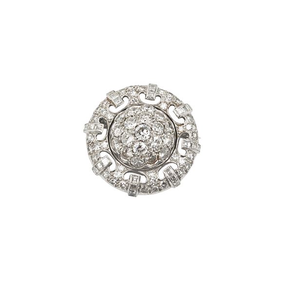 Circular brooch in platinum and diamonds