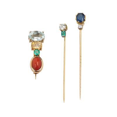 Spilla e Due Spille da Cravatta in Oro 18 Kt, Quarzi e Corallo Rosso, Diamanti, Zaffiro e Smerald...