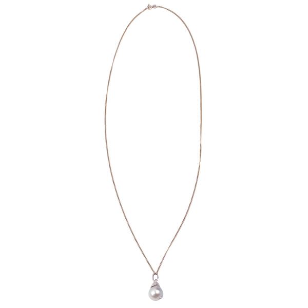 Lunga catena in oro bianco 18 kt e perla scaramazza