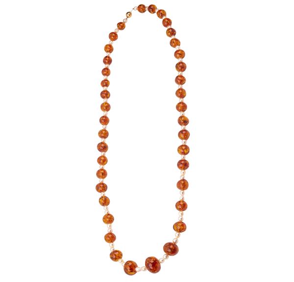 Long necklace in 18 kt yellow gold, amber and cultured pearls