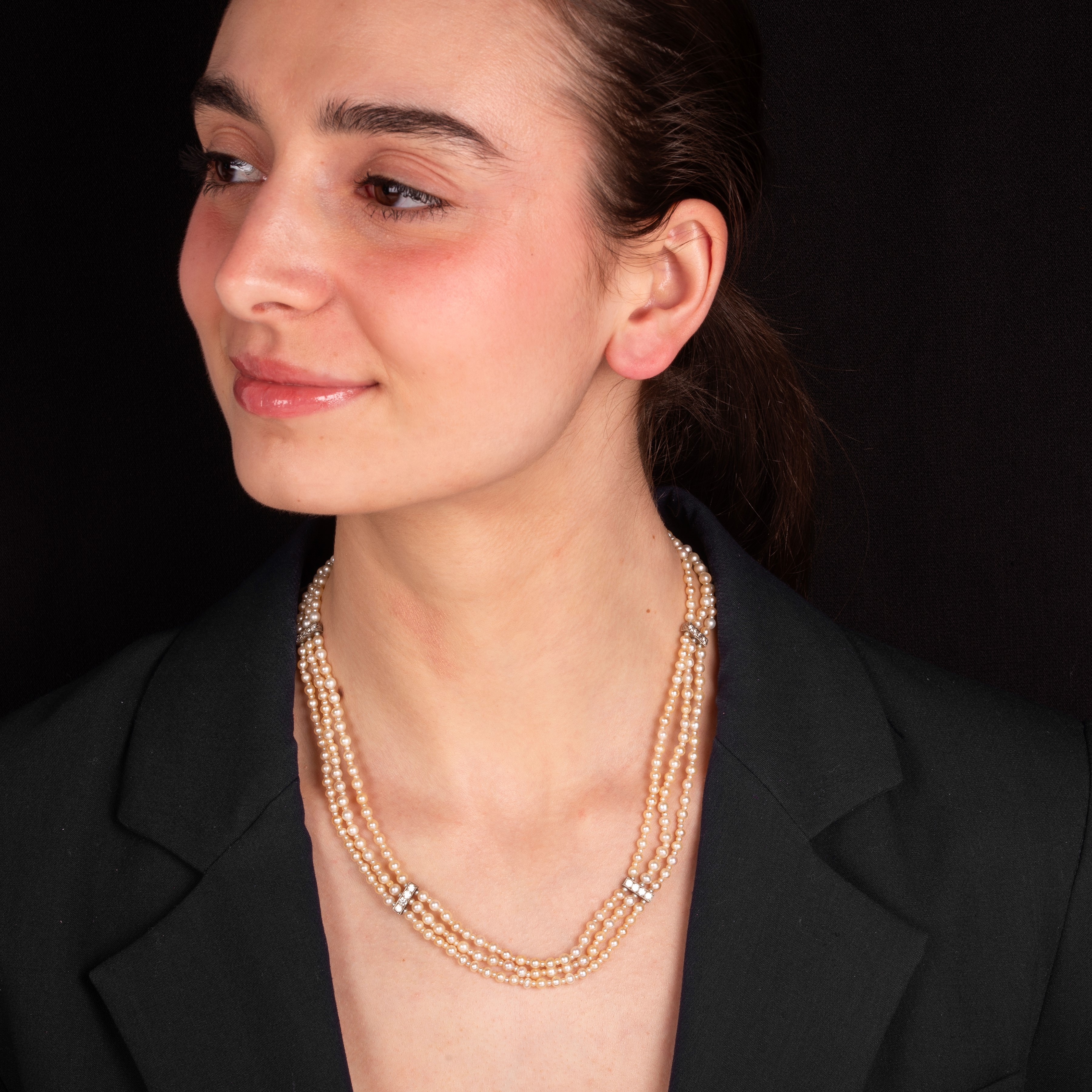 Girocollo in oro bianco 18 kt, microperle naturali, diamanti e rubini