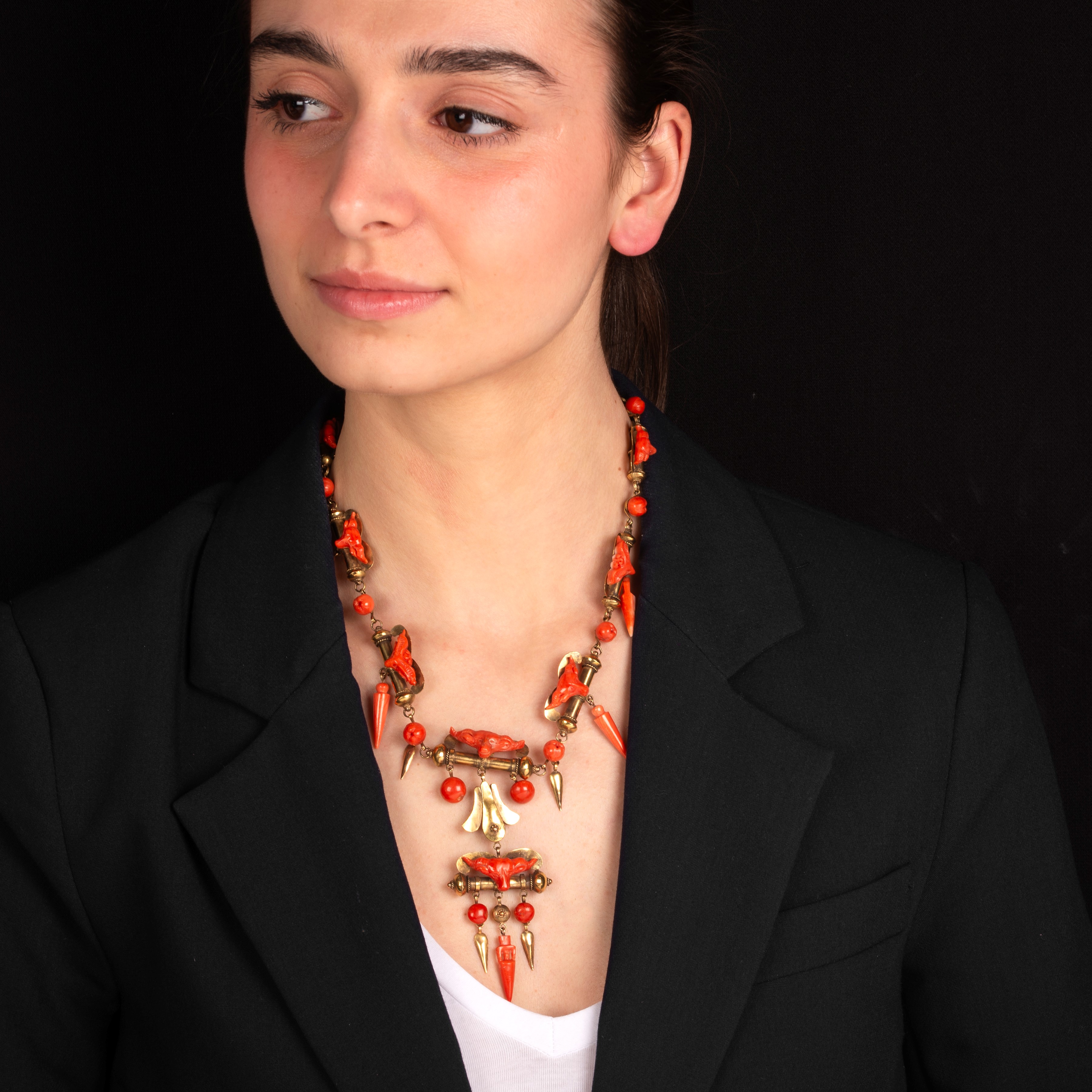 Collier in oro giallo a 9kt e charms in corallo rosso