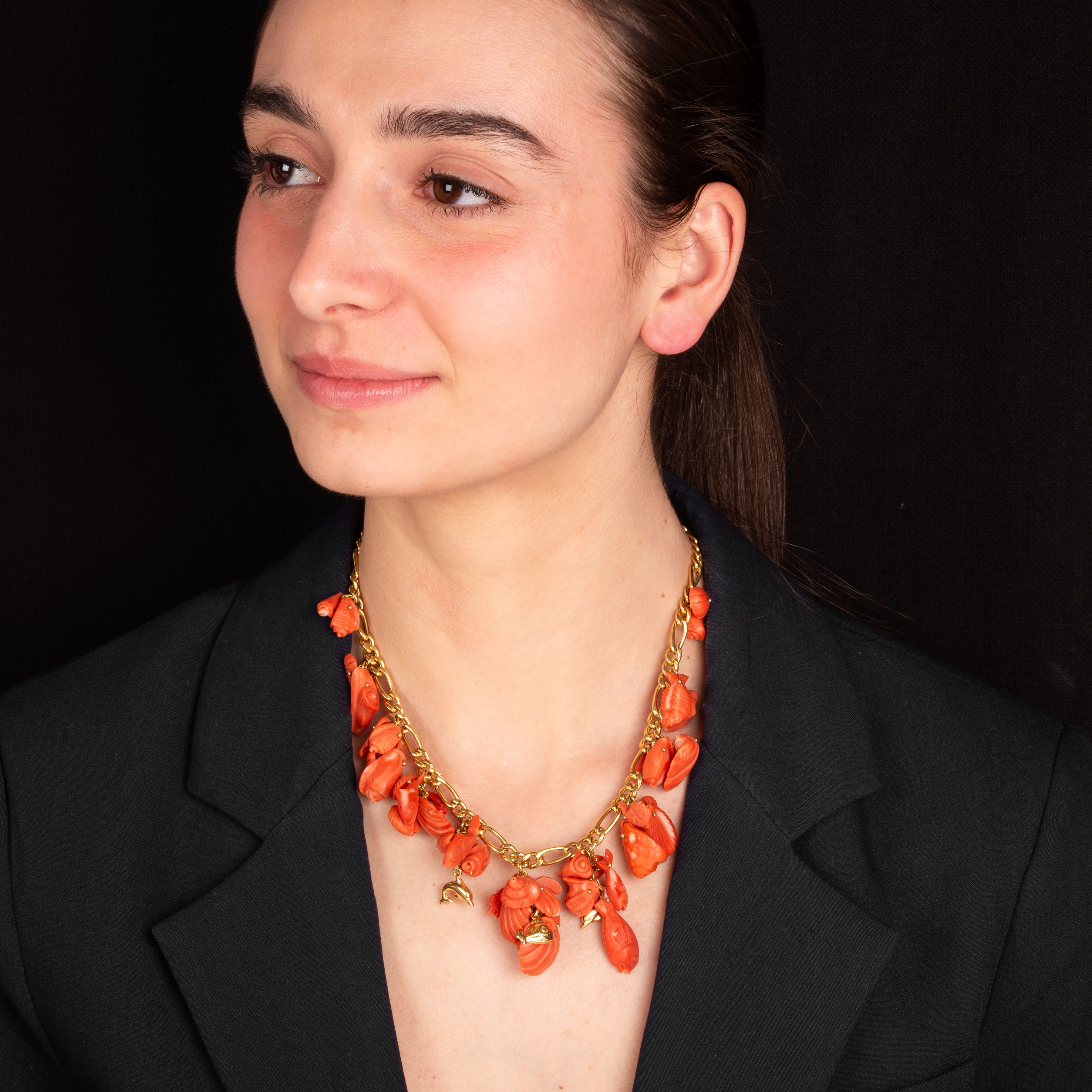 Catena a maglie in oro giallo 18 kt con charms in corallo rosso a forma di conchiglia