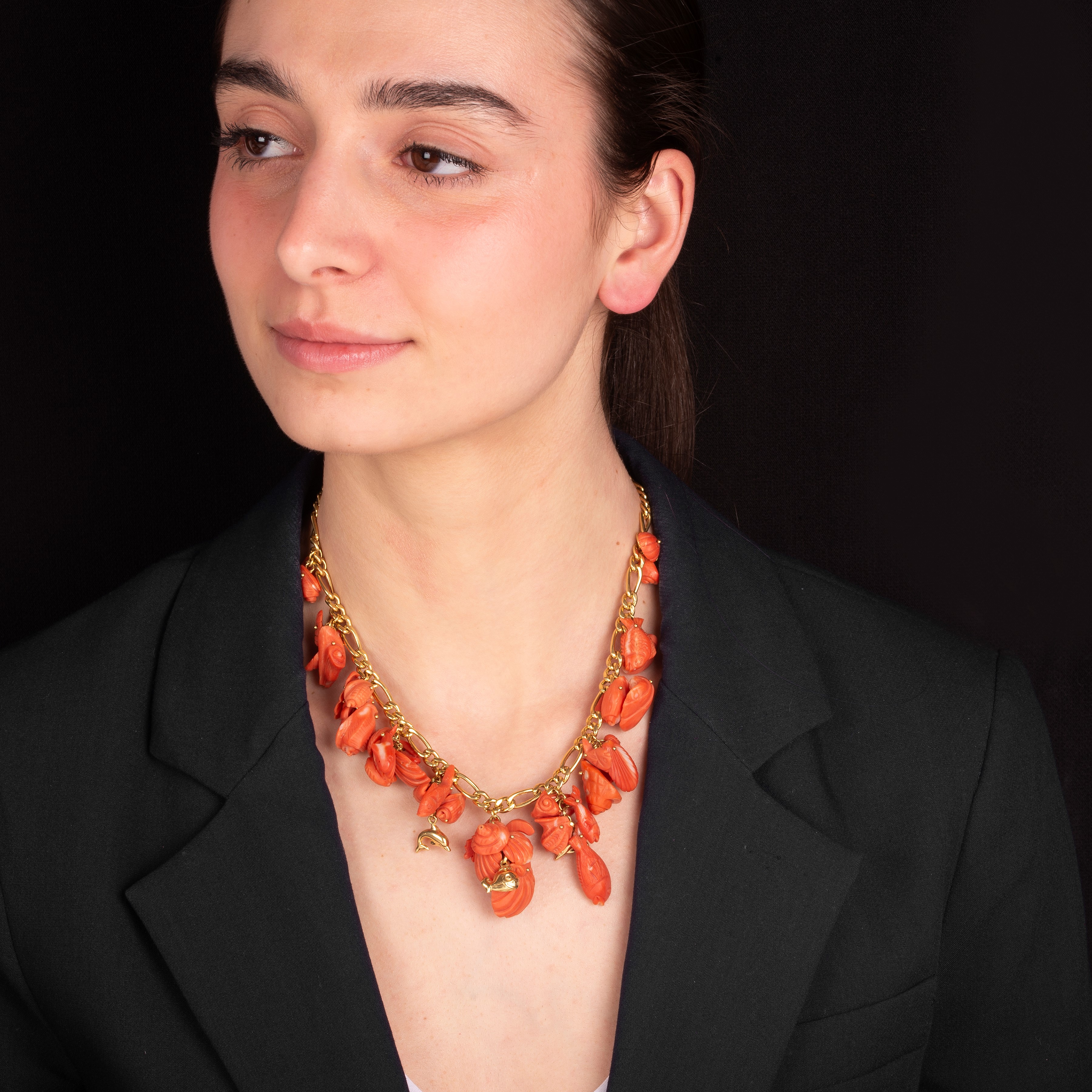 Catena a maglie in oro giallo 18 kt con charms in corallo rosso a forma di conchiglia