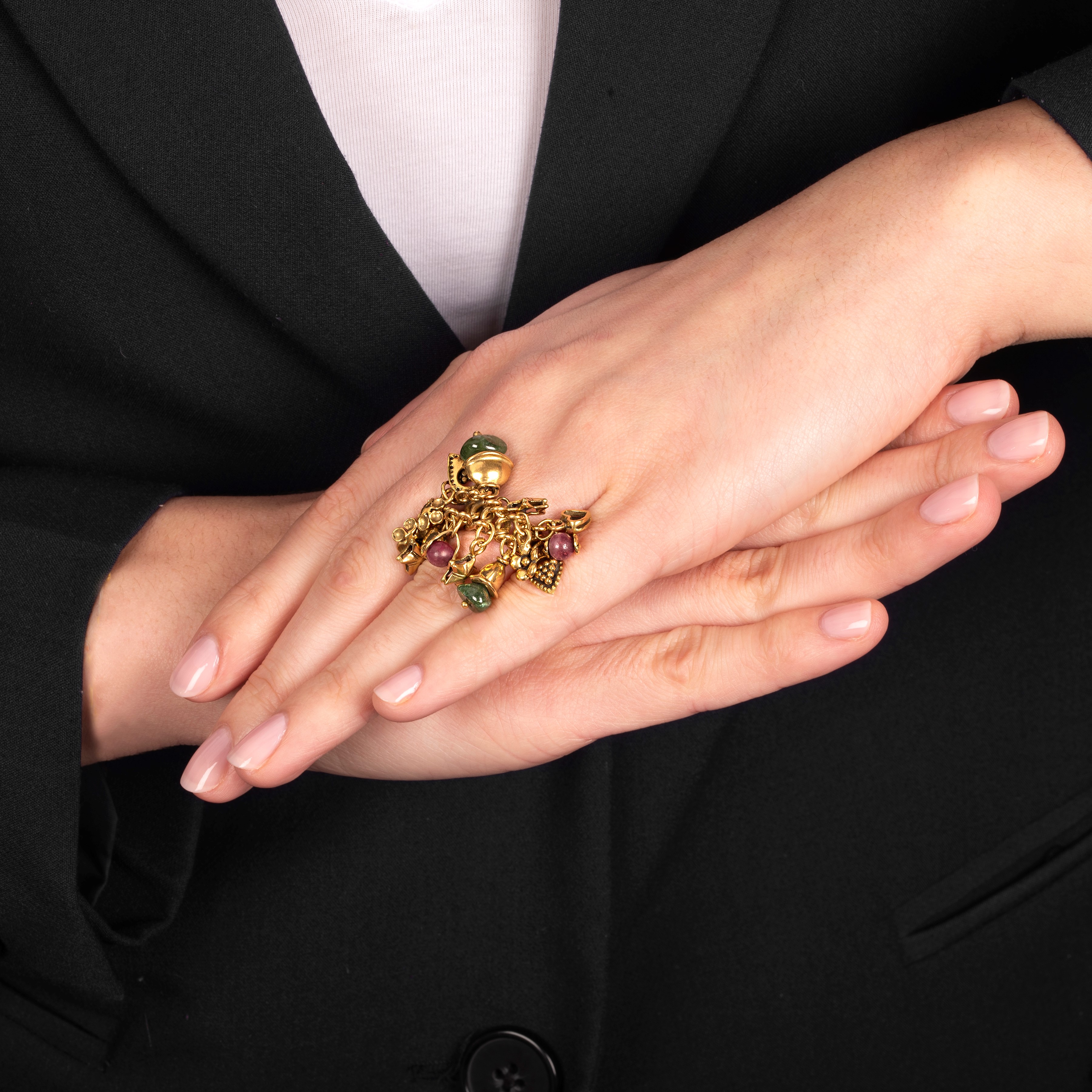 Anello in oro giallo 18 kt con charms in oro 18 kt e pietre