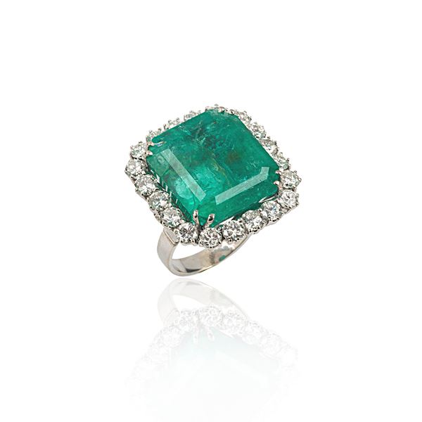 Daisy ring in 18 kt white gold, diamonds and large emerald
