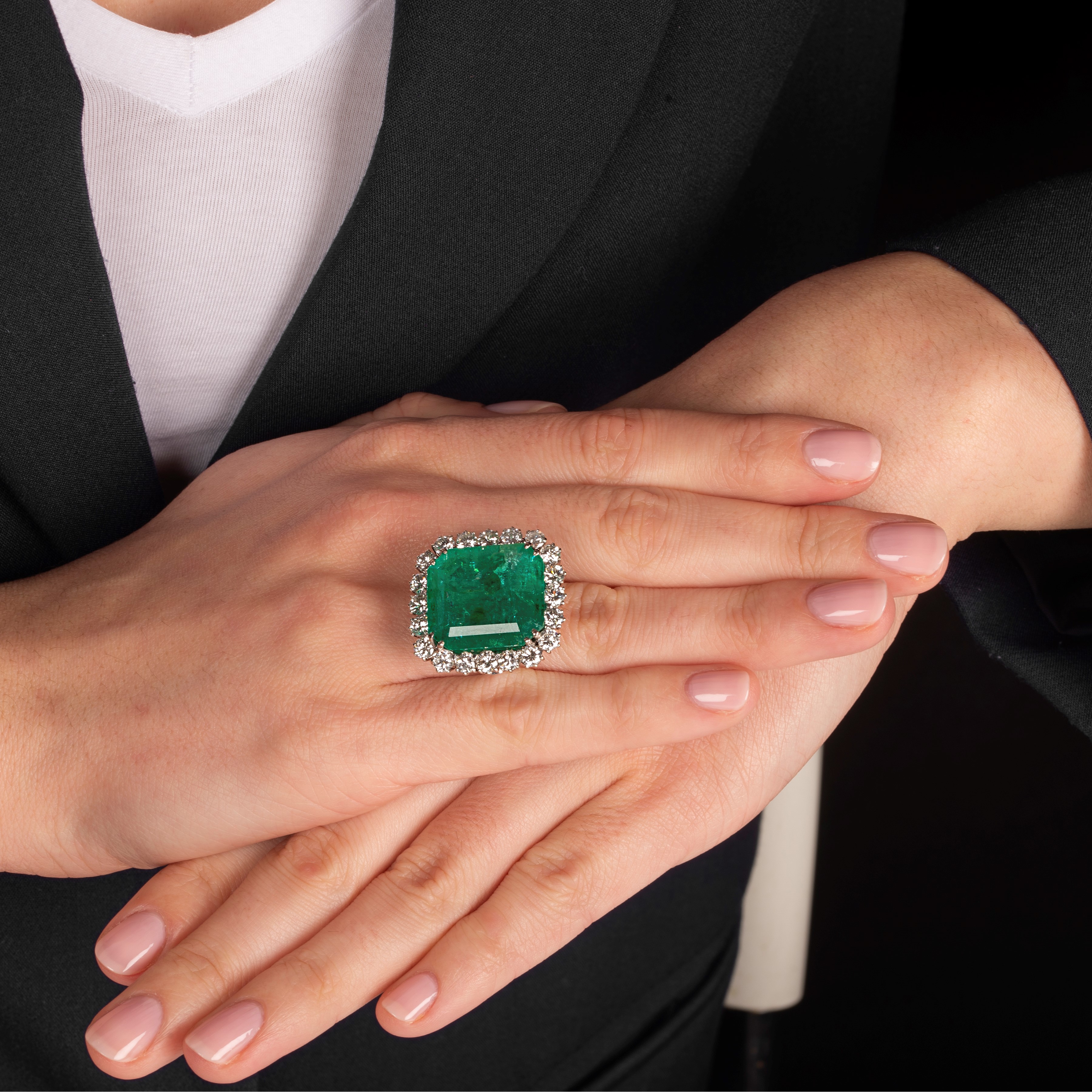 Anello a margherita in oro bianco 18 kt, diamanti e grande smeraldo