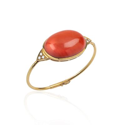 Bracciale rigido in oro giallo 18 kt con diamanti e grande corallo rosso