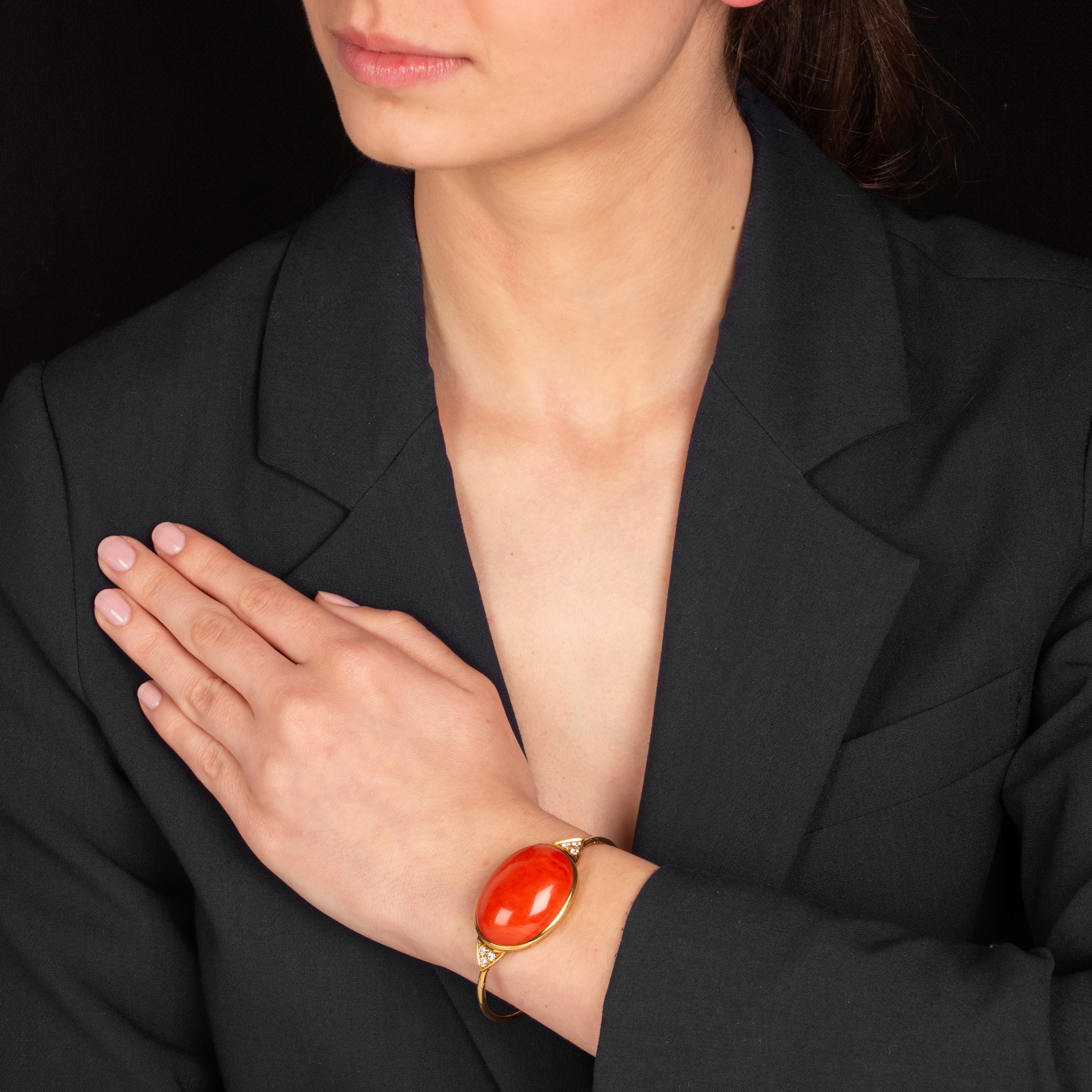 Bracciale rigido in oro giallo 18 kt con diamanti e grande corallo rosso