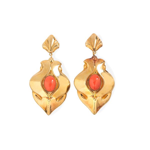 Pair of large pendant earrings in 18 kt yellow gold and red coral
