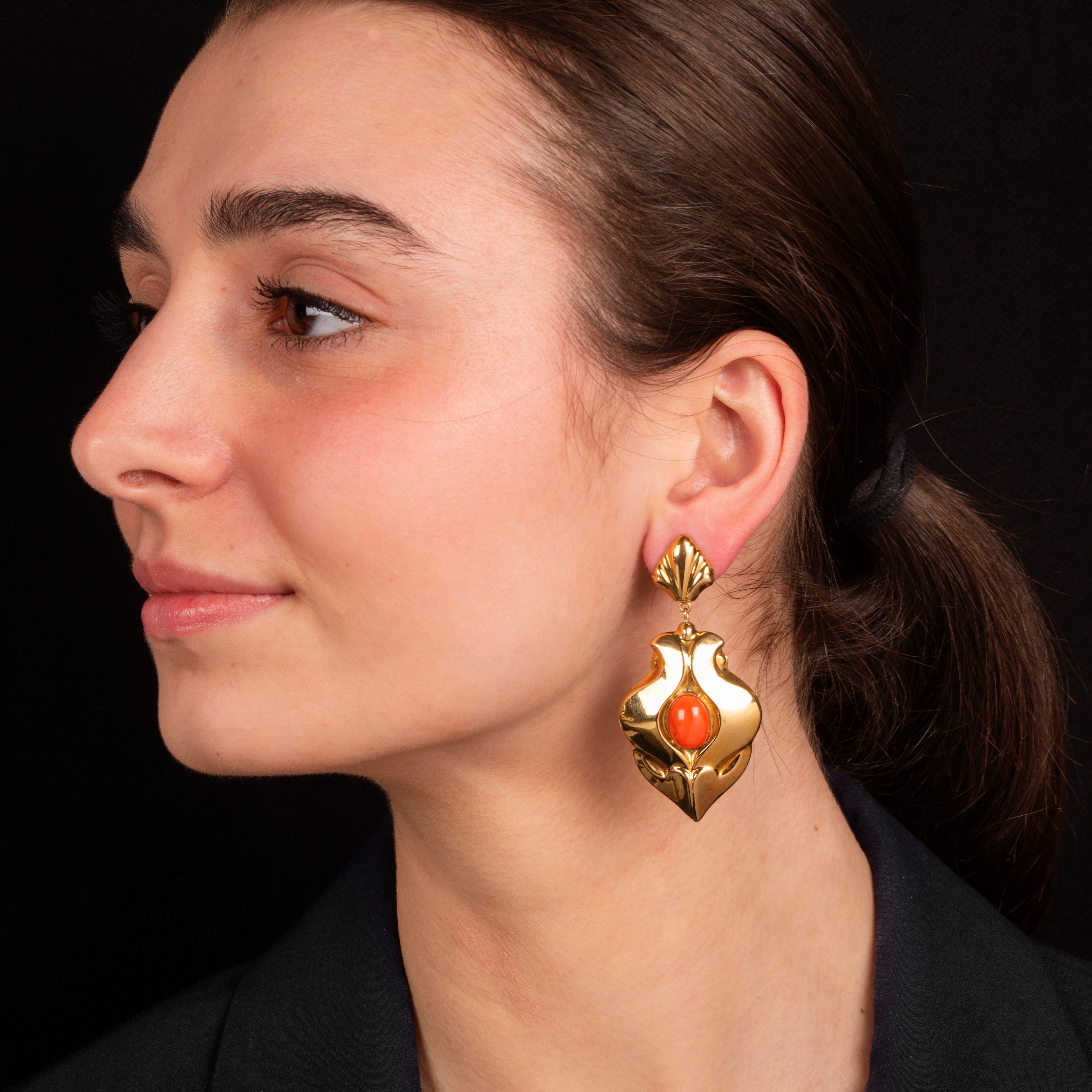 Orecchini pendenti in oro giallo 18 kt e corallo rosso, Anni Ottanta