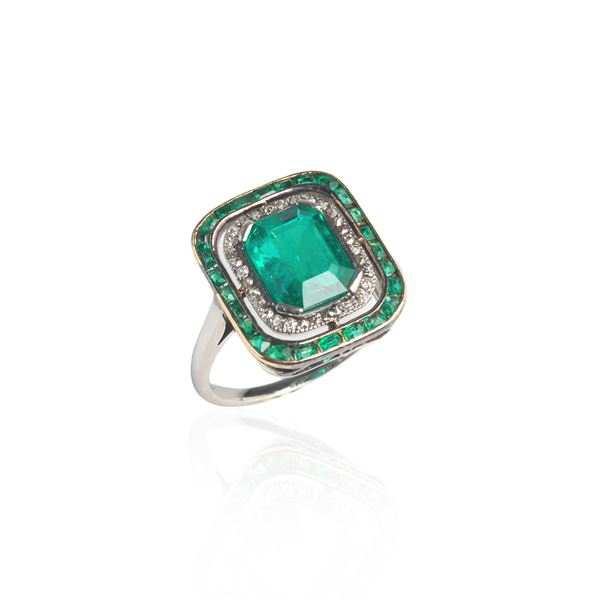 Ring in 18 kt white gold, diamonds and Colombian emerald