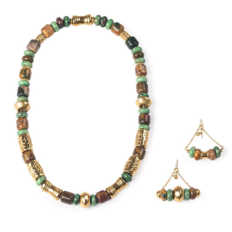 Paio di orecchini pendenti e collana in oro giallo 18 kt, diamanti e pietre dure