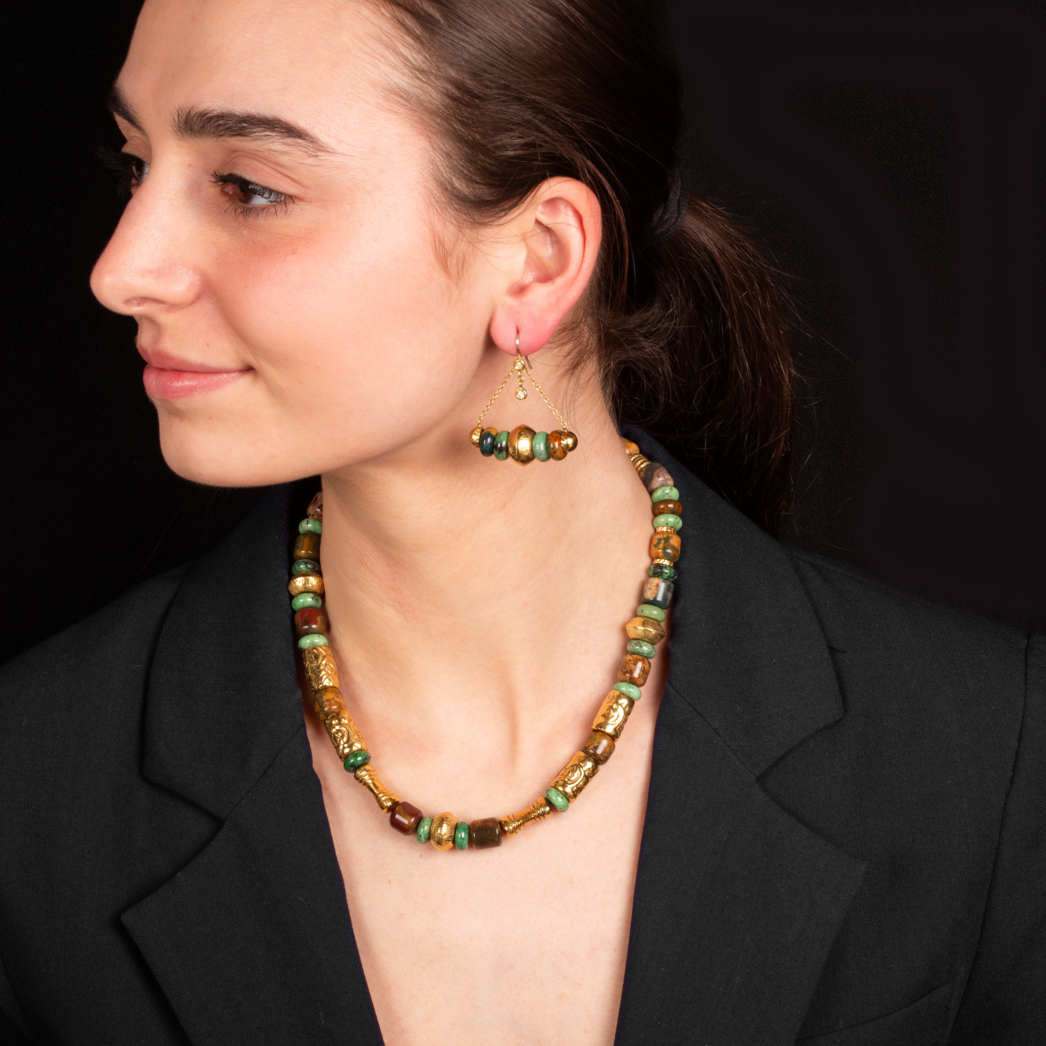 Paio di orecchini pendenti e collana in oro giallo 18 kt, diamanti e pietre dure