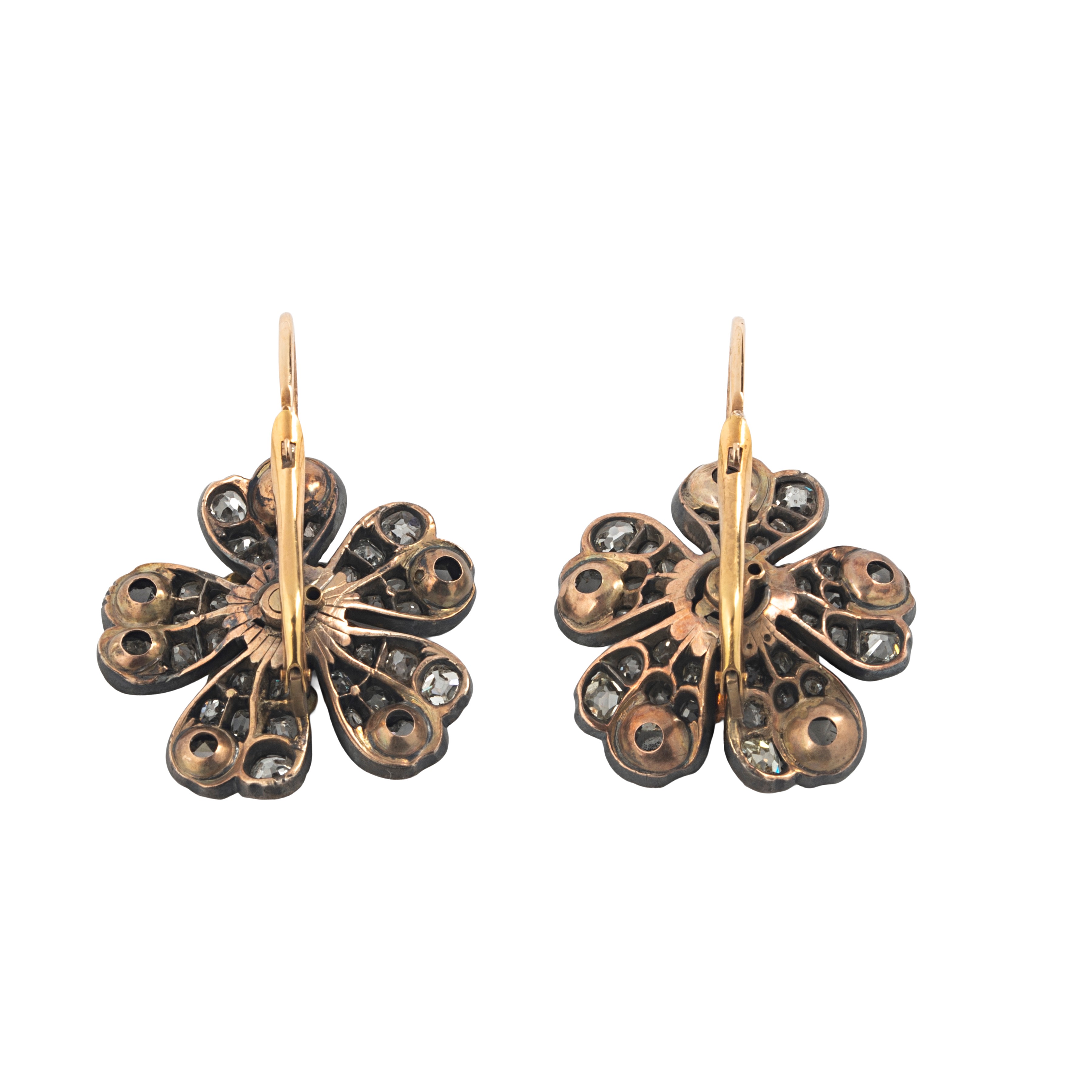 Paio di grandi orecchini pendenti realizzati come un fiore in oro 9 kt, argento, diamanti e rubin...