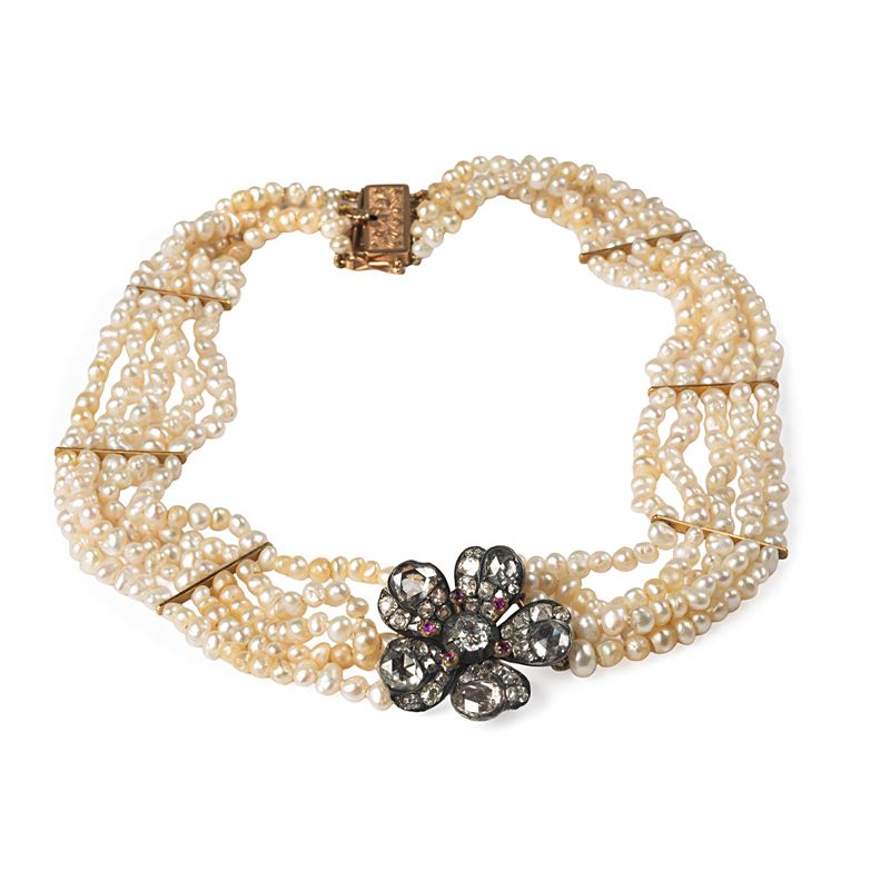 Chocher in perle con centrale a fiore in oro rosa a 9 kt, argento, diamanti e rubini