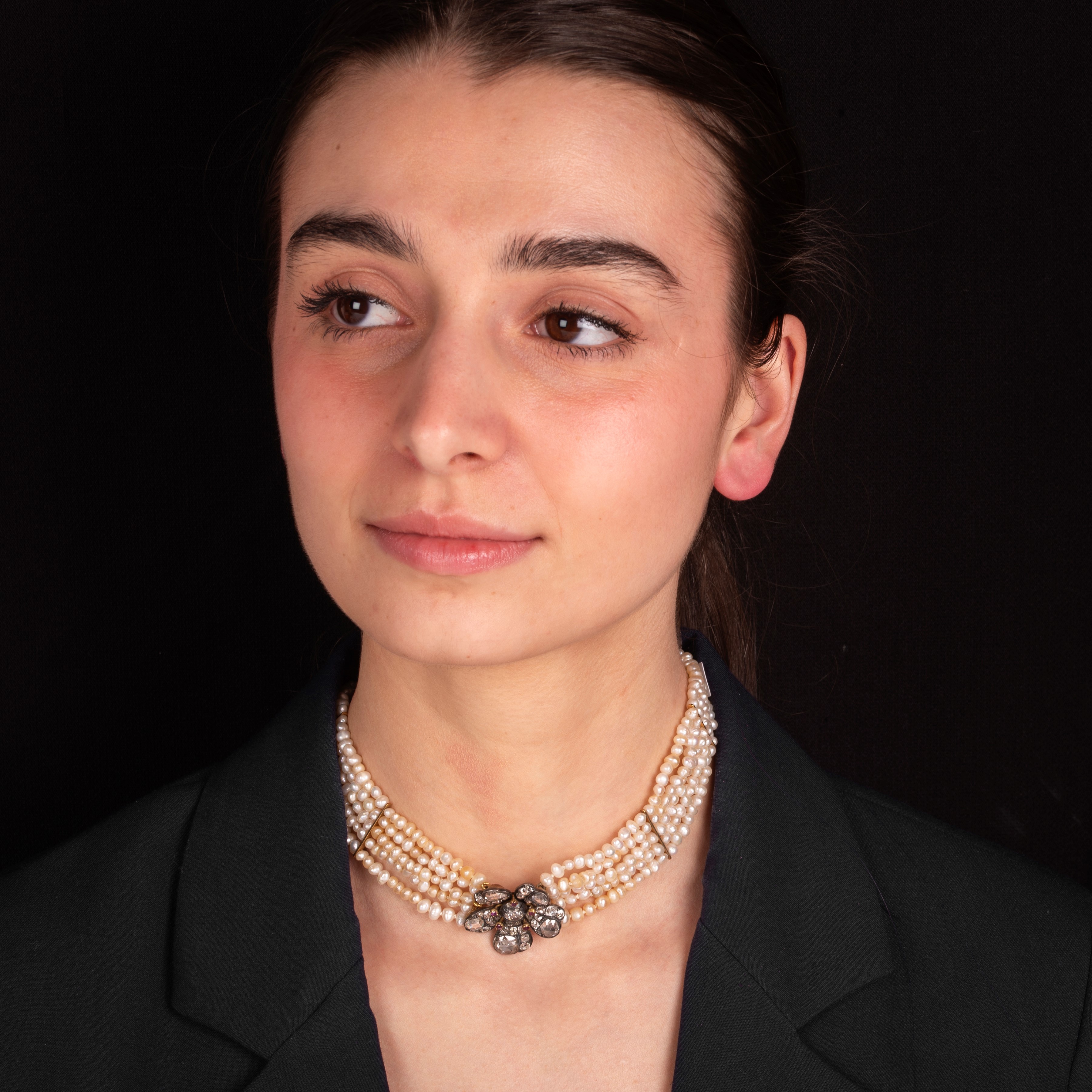 Chocher in perle con centrale a fiore in oro rosa a 9 kt, argento, diamanti e rubini