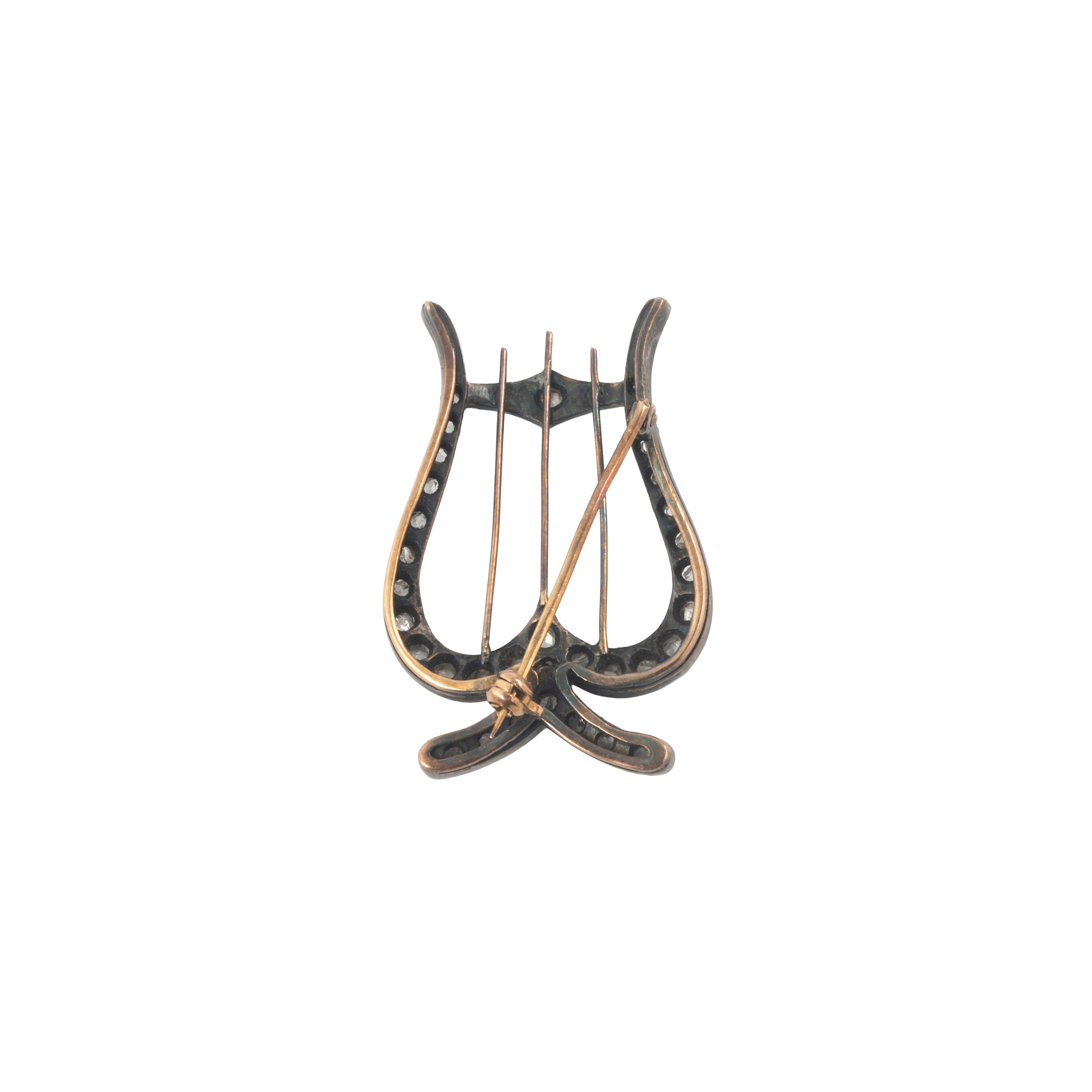 Spilla realizzata come una lira in oro a basso titolo, argento e diamanti